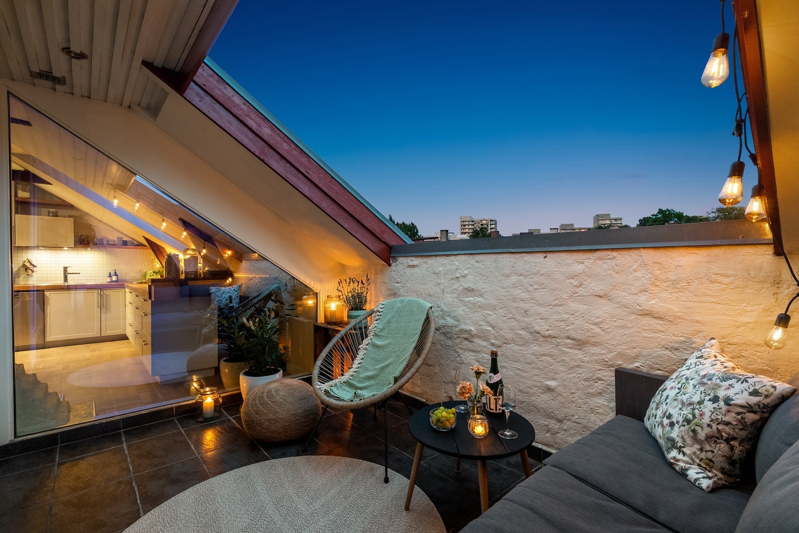 Leiligheten ligger i 3. etasje og med 4. etasje utbygget i 2005. Galleribilde