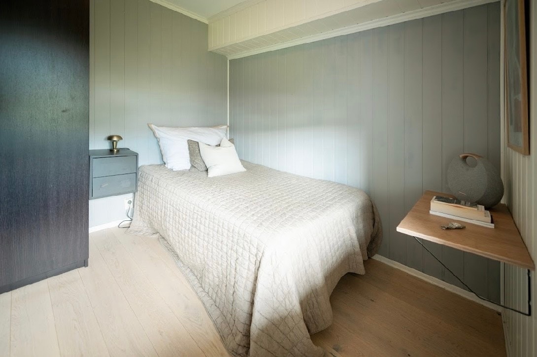 Lyst og nøytralt soverom med plass til det du trenger. Galleribilde