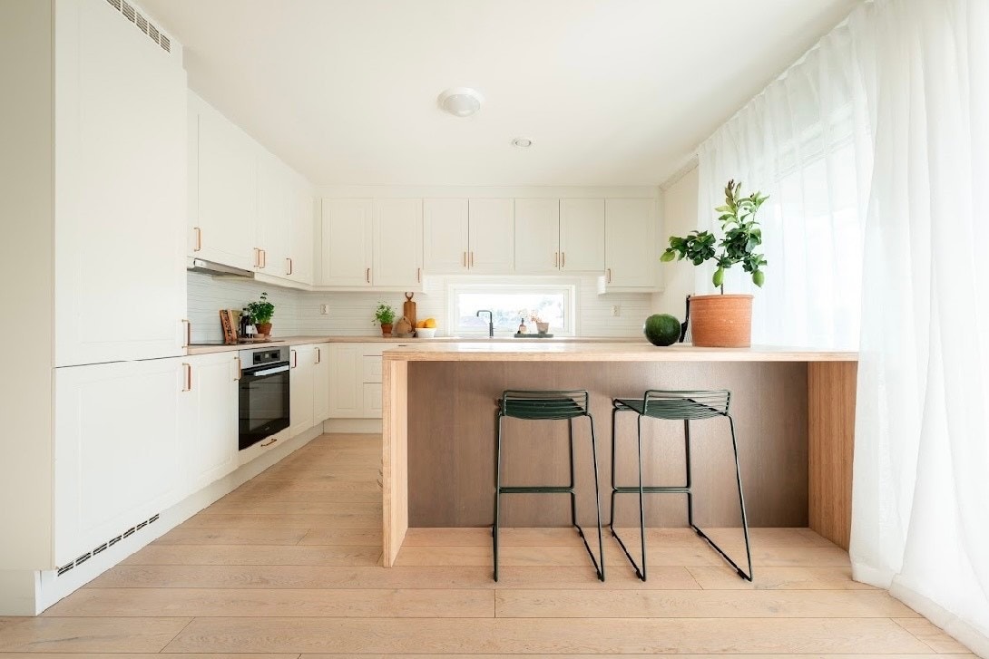 Stilren og meget pen bolig. Lys og innbydende kjøkken Galleribilde