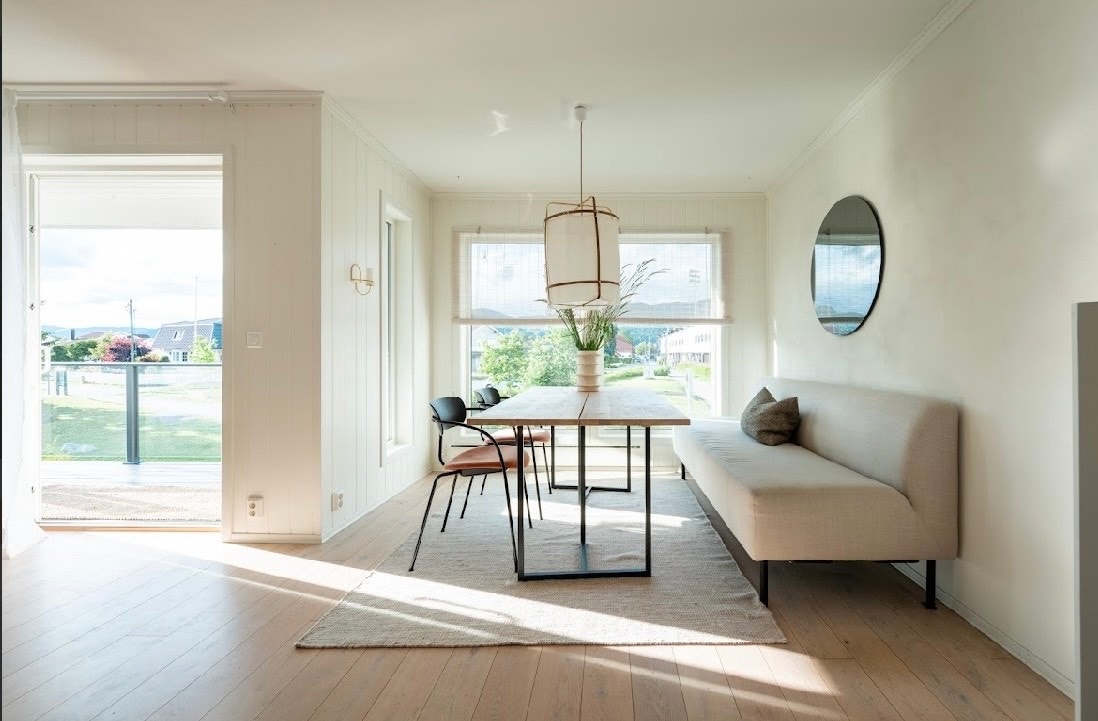 Lys og luftig spisestue med direkte utgang til en tiltalende veranda. Galleribilde