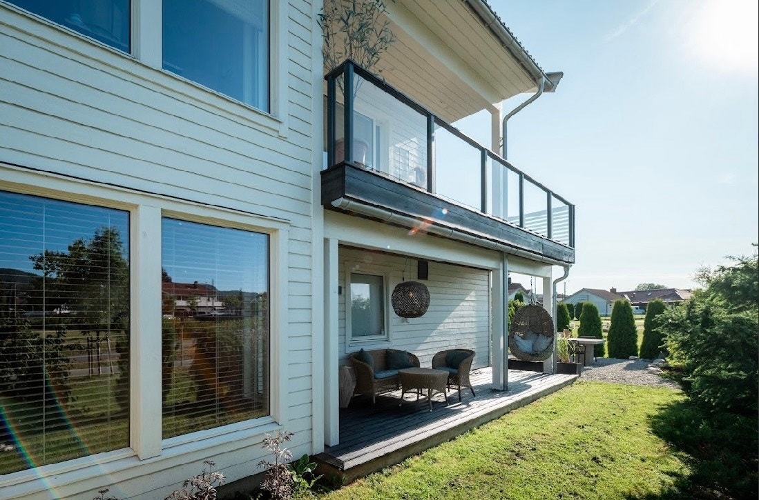 Uteområdet har flere forskjellige soner hvor de varme dagene kan nytes. Galleribilde