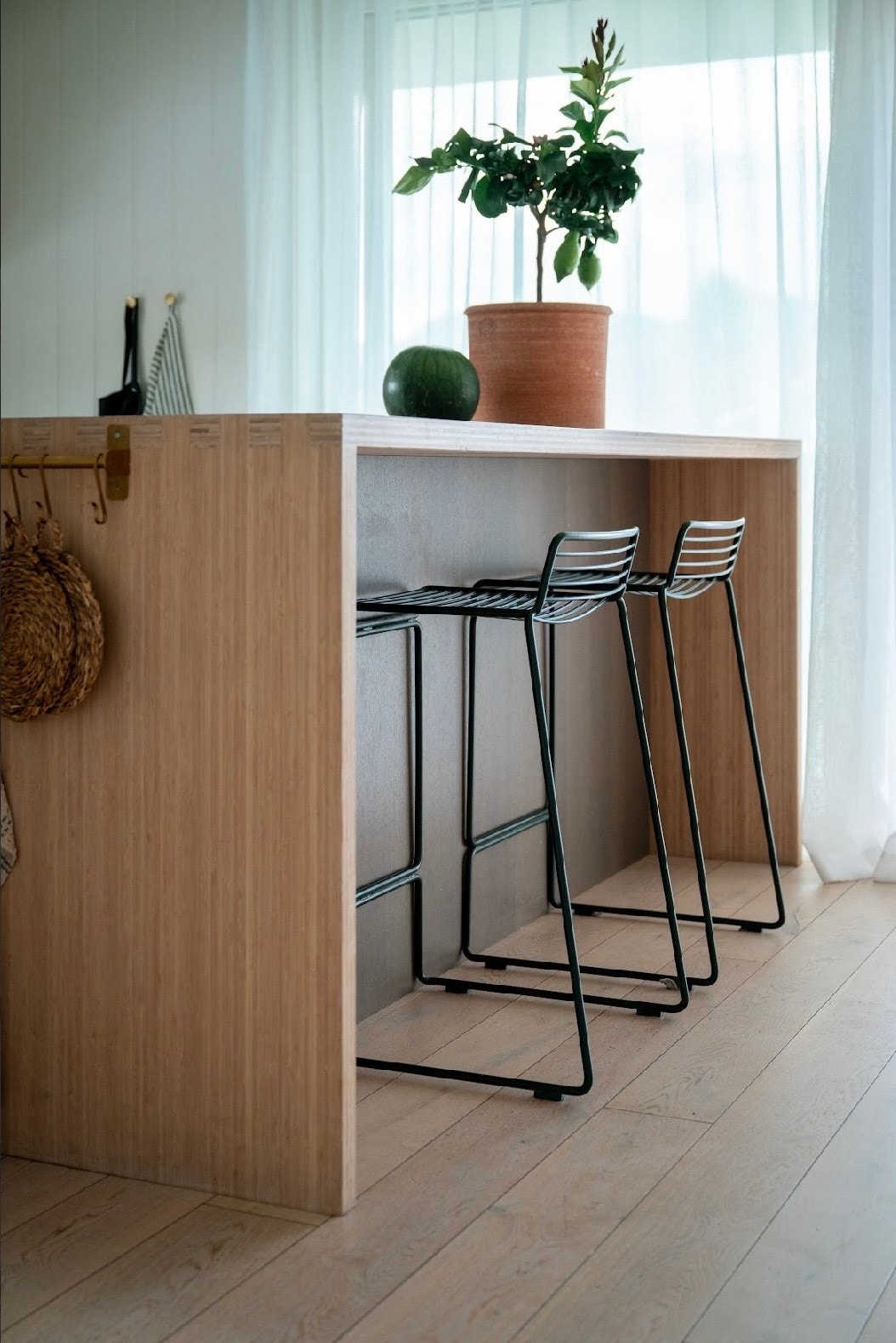 Elegant og funksjonell kjøkkenøy. Galleribilde