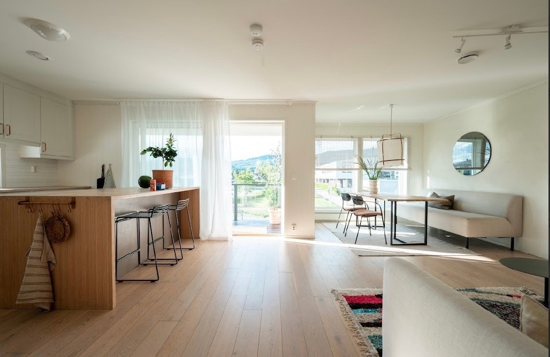 I den lyse 2. etasjen finner du et stilfullt kjøkken med utgang til en solrik veranda, et lyst og trivelig soverom, samt et moderne bad. Galleribilde