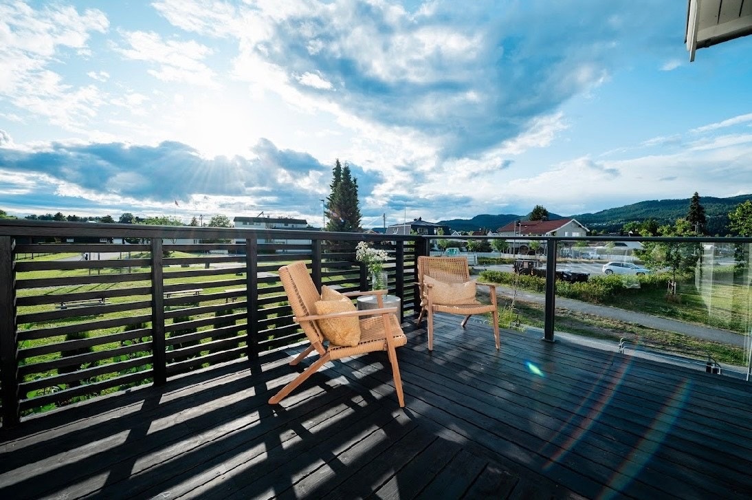 Stor veranda med naturlige soner. Galleribilde