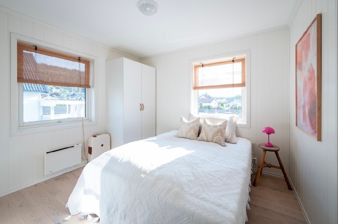 Lyst og enkelt soverom med nøytrale farger. Galleribilde