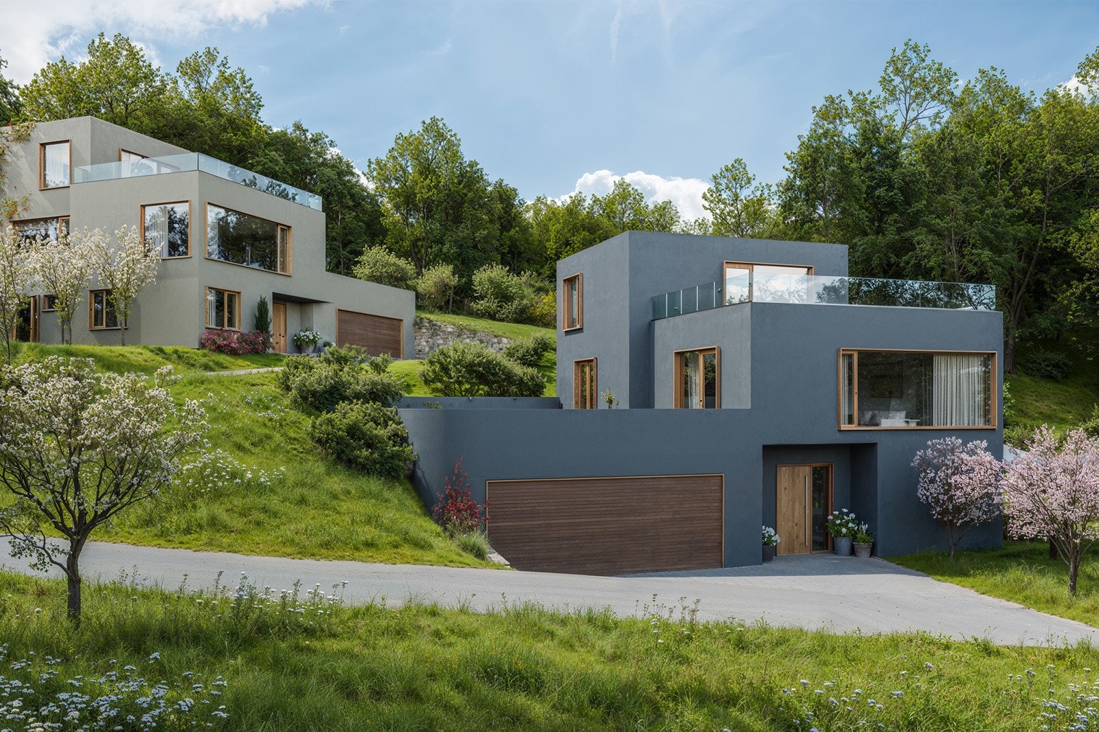 Hver bolig er romslig og funksjonell, med gode uteområder, garasje, solrike balkonger og hyggelige uteplasser som inviterer til lange sommerkvelder. Galleribilde