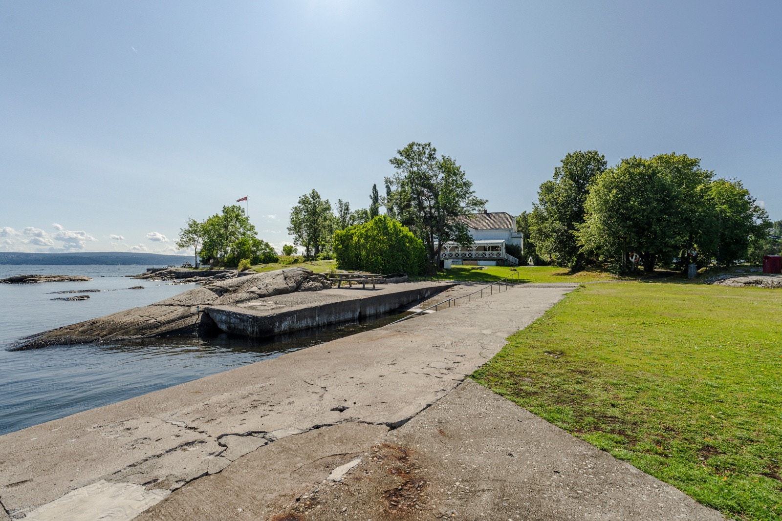 Hellviktangen er et vakkert friområde og byr på badestrand, svaberg og store gressletter. Galleribilde