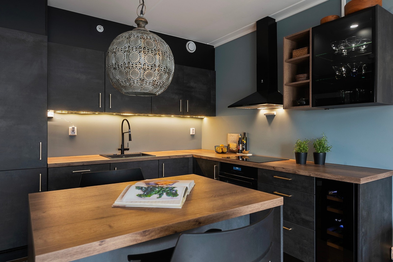 Kjøkkenet er lekkert designet og plassert i en hendig L-form, pluss kjøkkenøy ut mot stuen Galleribilde