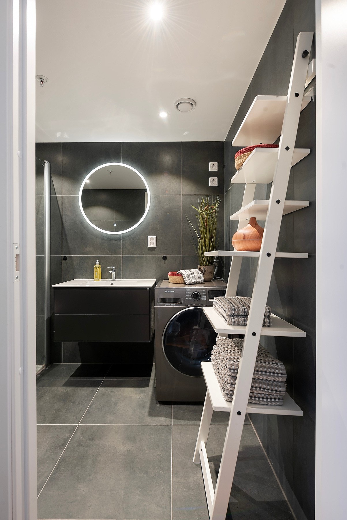 Badet har også opplegg for vaskemaskin og plass til tørketrommel i søyleløsning Galleribilde