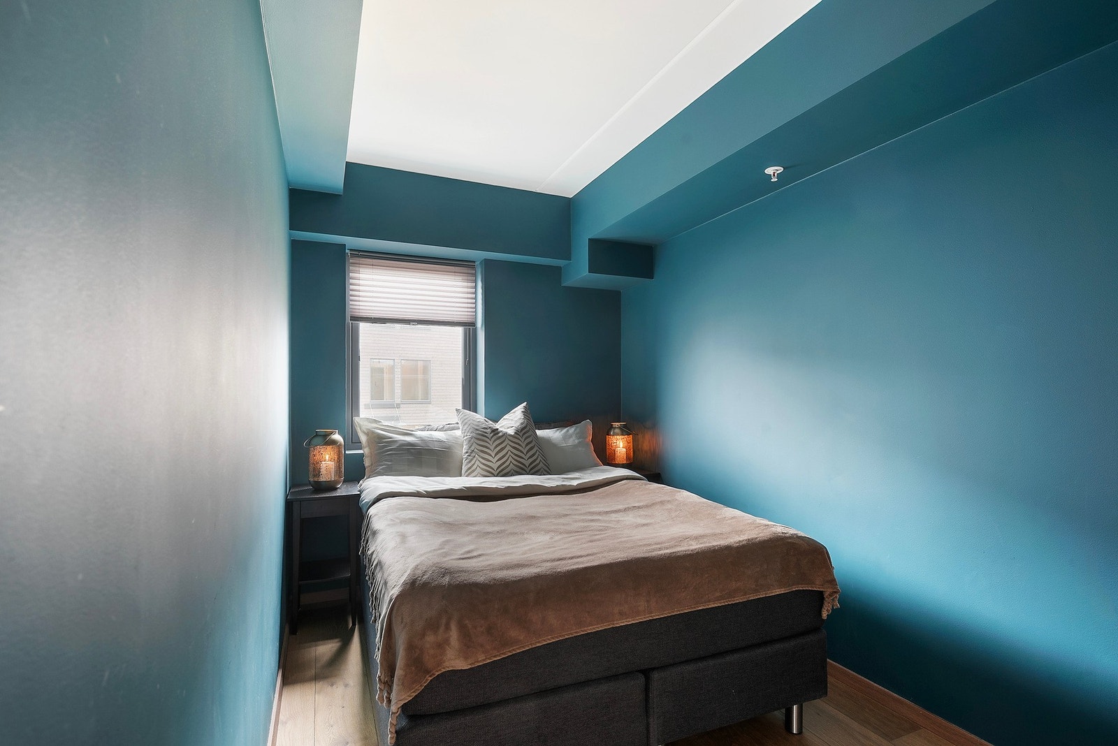 Soverommet har adkomst fra stuen og får godt med dagslys fra et vindu i endeveggen. Rommet har enstavs parkettgulv, hvitmalt, listefri himling og vegger malt i en dyp turkisfarge. Det er montert et tredørs garderobeskap langs den ene veggen Galleribilde