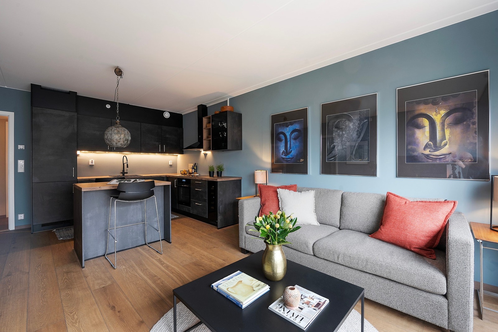 Stuen har god plass til en romslig tv-lounge og ligger i åpen løsning med kjøkkenet, som har en praktisk øy med spiseplasser Galleribilde