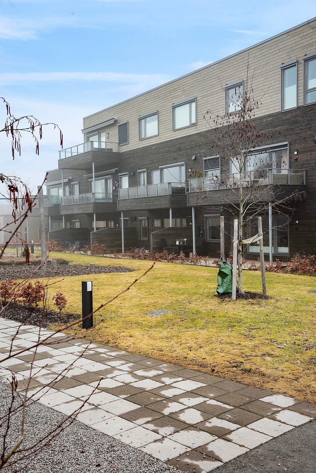 Eiendommen ligger på Steinsnes, syd for Horten sentrum, i et av byens mest populære boligstrøk - her bor man med sjøen og kyststien som nærmeste nabo! Galleribilde