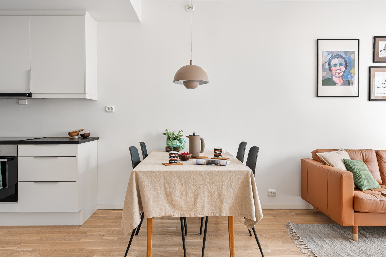 Det er rikelig med oppbevaringsplass for alt man trenger i det daglige, og innredningen er utstyrt med et godt utvalg integrerte hvitevarer.