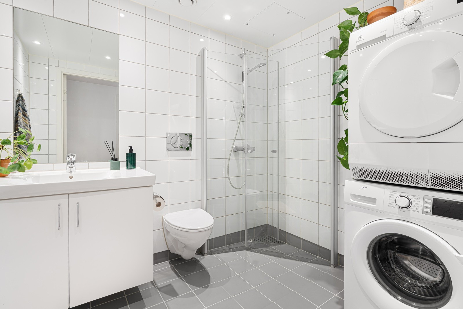 Behagelig oppvarming via varmekabler i gulv. Badet har flis på gulv og vegger.