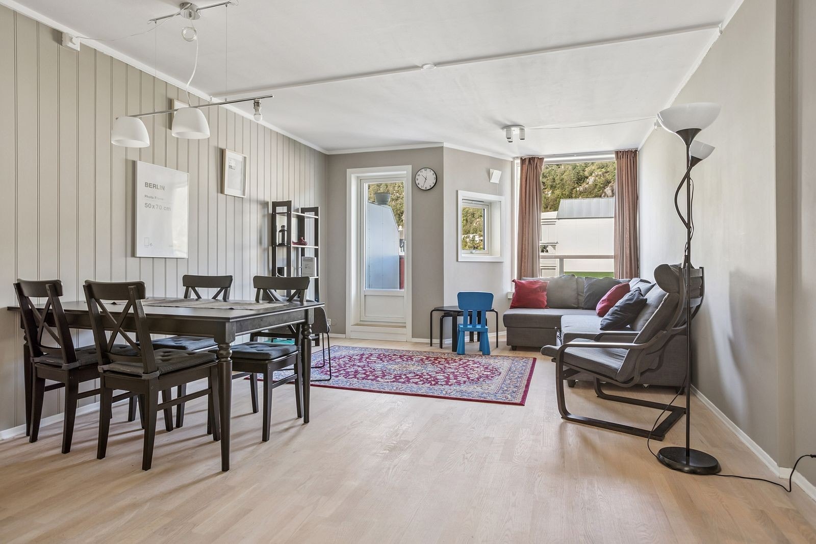 Romslig stue med utgang til balkong, stuen er møblert med salong + spisestue Galleribilde