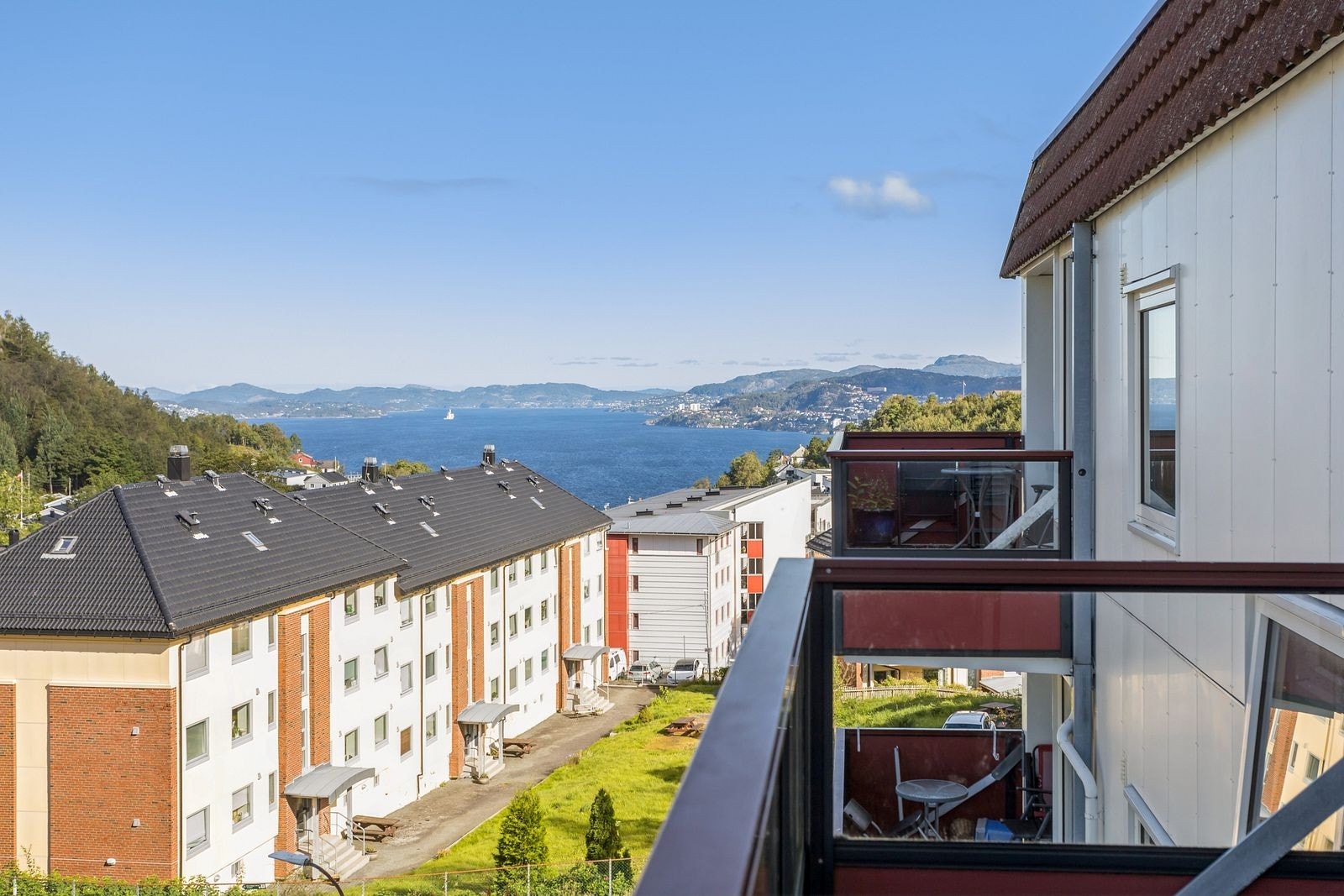 Leiligheten har egen balkong med nydelig utsikt og kveldssol! Galleribilde