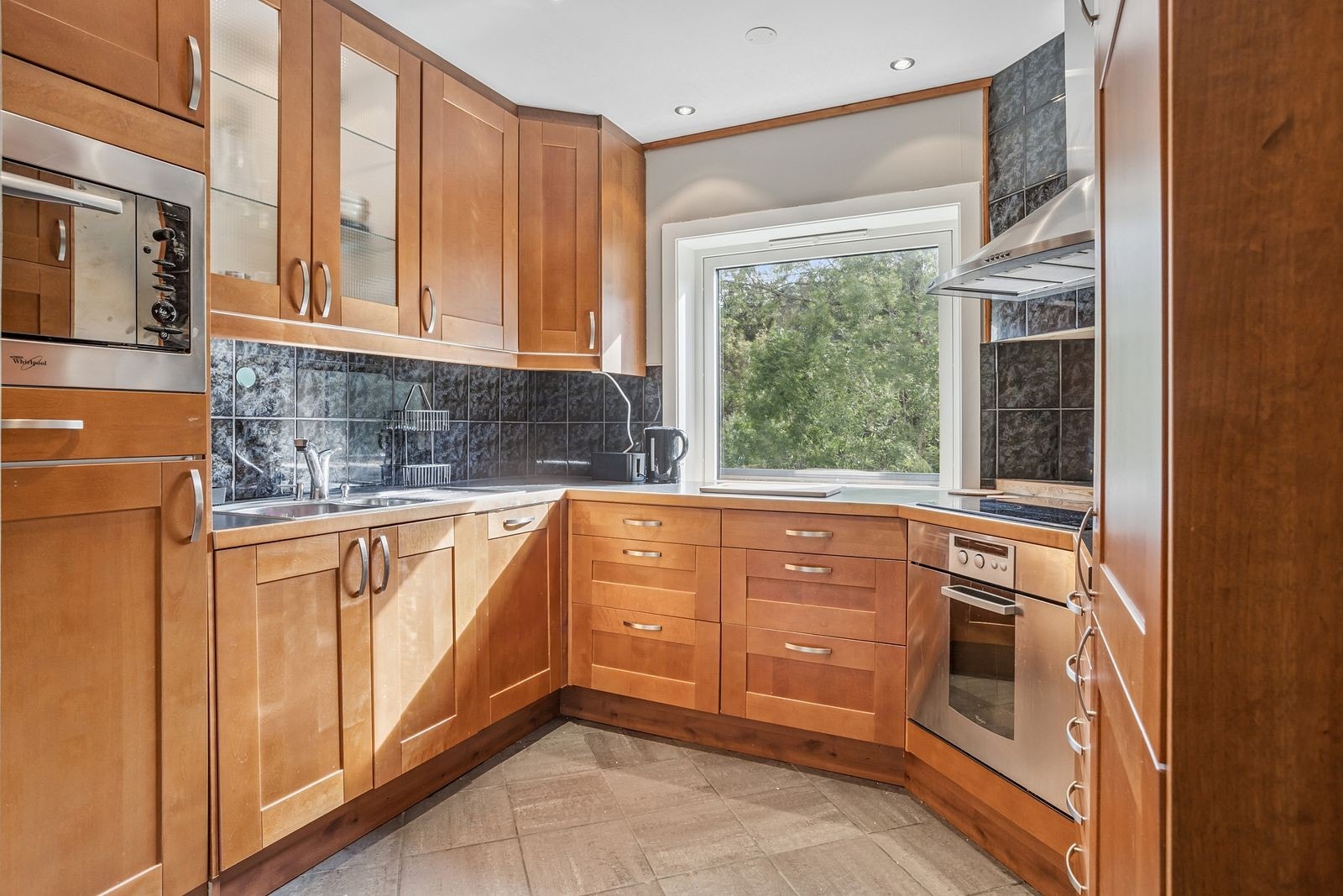 Kjøkkenet har integrerte hvitevarer og vaskemaskinen er plassert på kjøkkenet og ikke badet. obs! Galleribilde