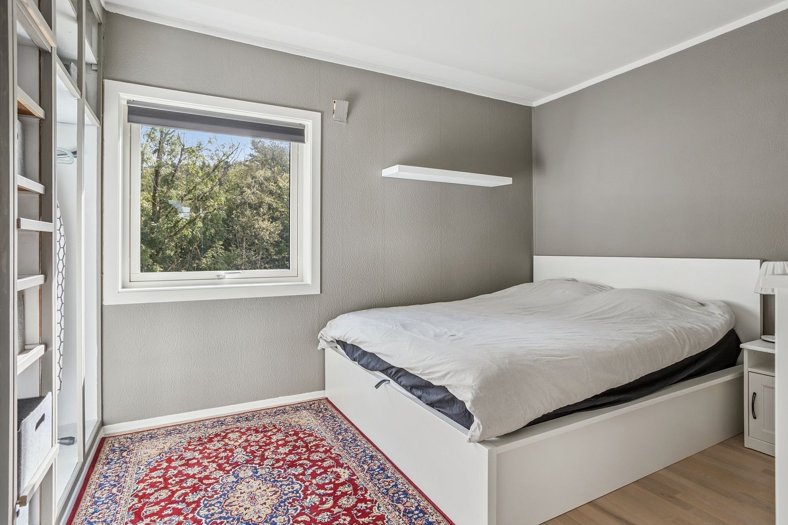 Soverommet er av god størrelse, innebygd garderobe og møblert med dobbeltseng og nattbord. Galleribilde