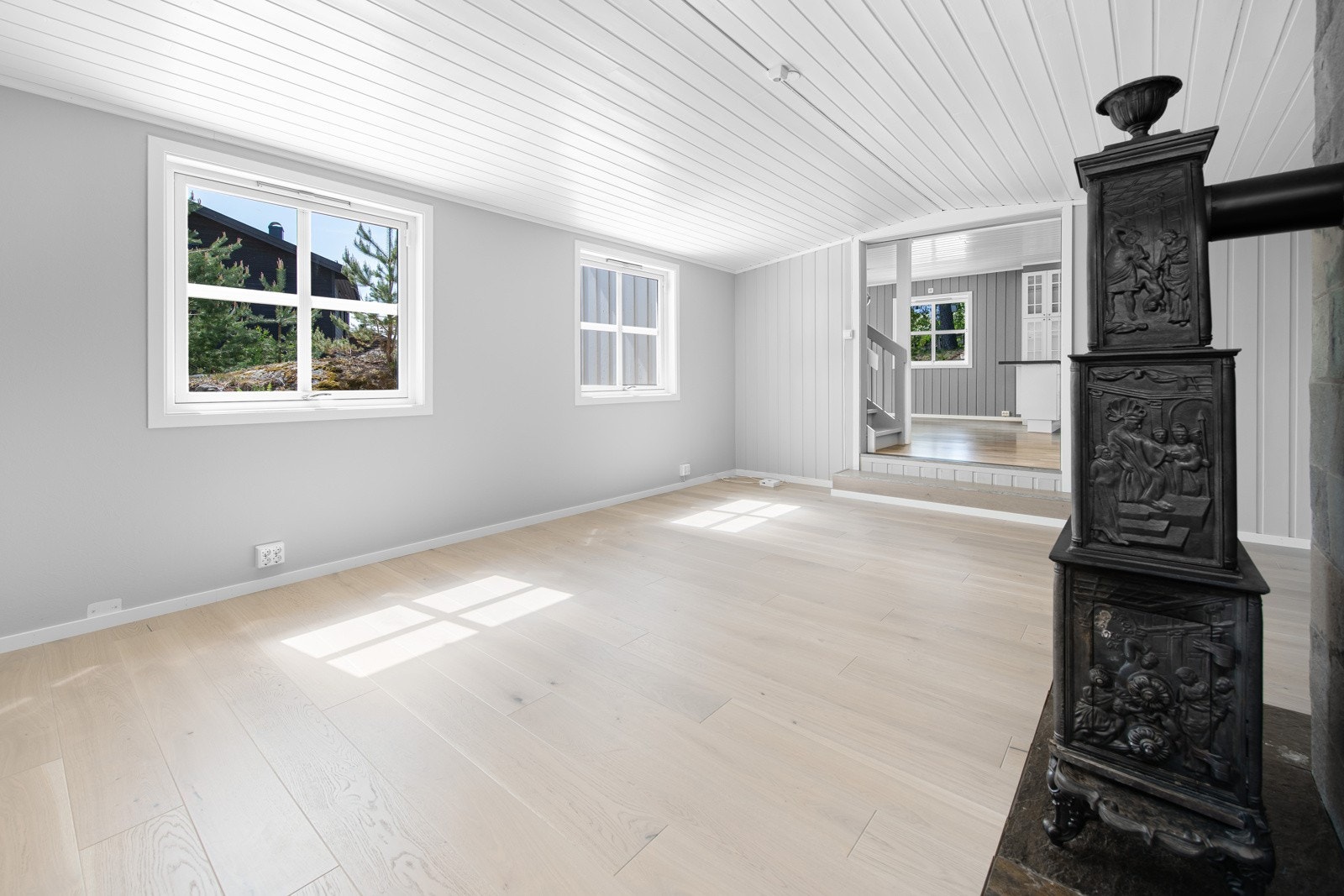 Vegger og tak er nylig malt. Ny 1- stavs eikeparkett på gulv. Galleribilde