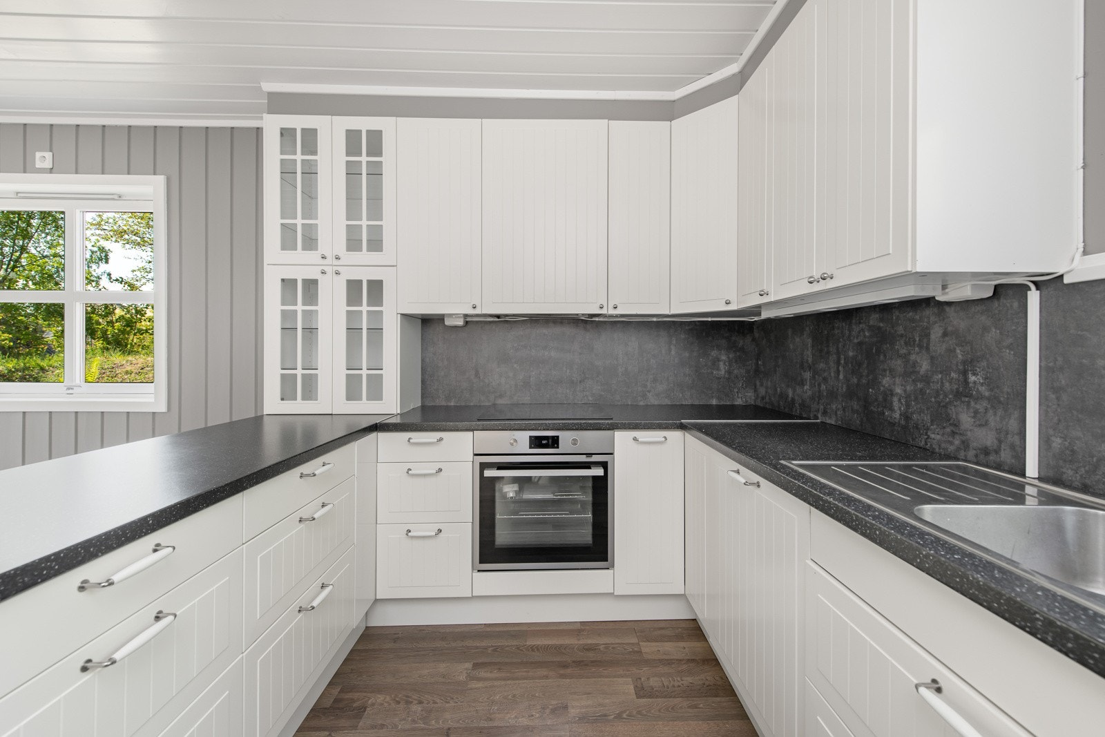 Kjøkkenet er fra 2013 hvorav det er supplert med innredning fra 2023 og flere nye hvitevarer. Galleribilde