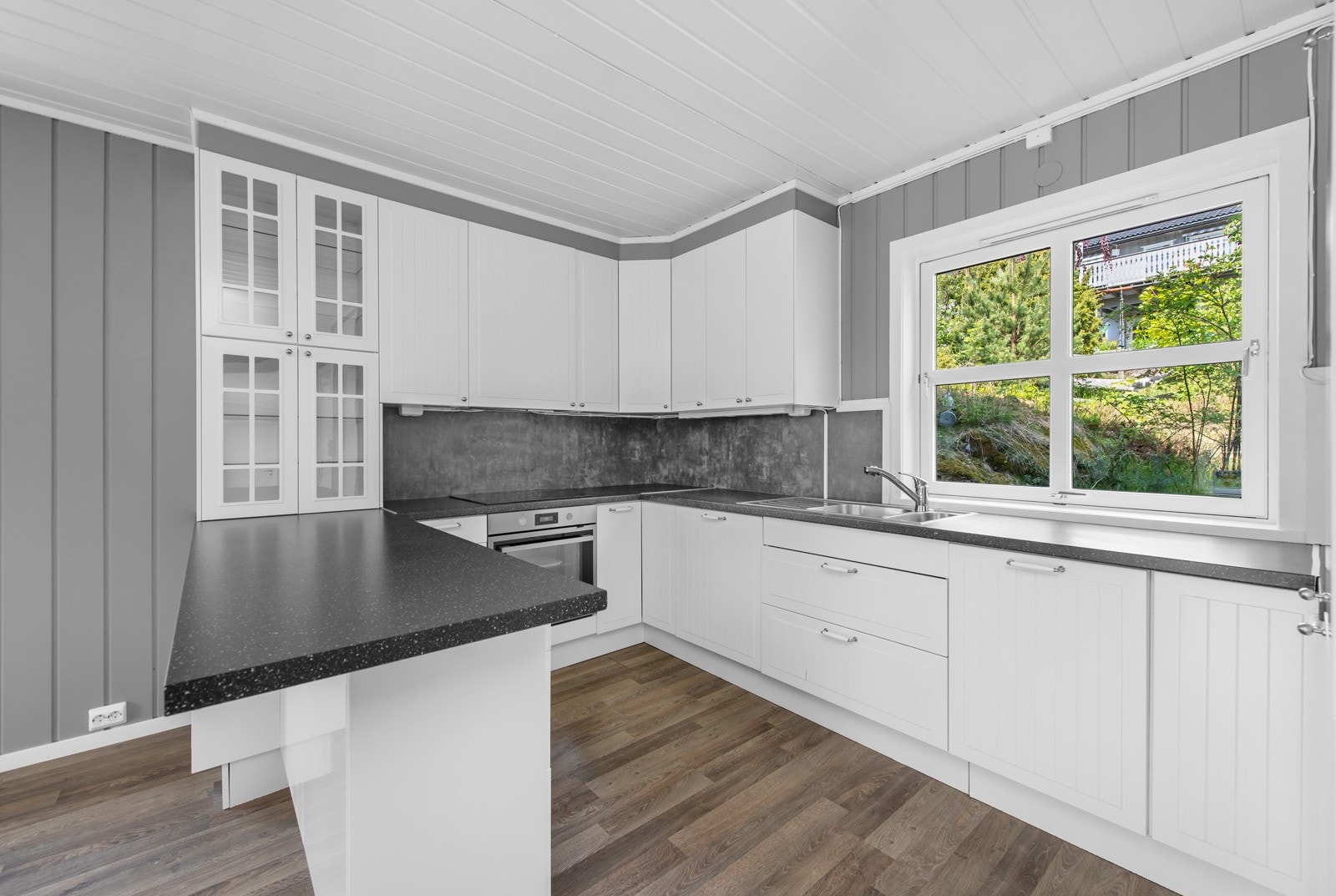 Kjøkkeninnredning fra Ikea i hoveddel. Galleribilde