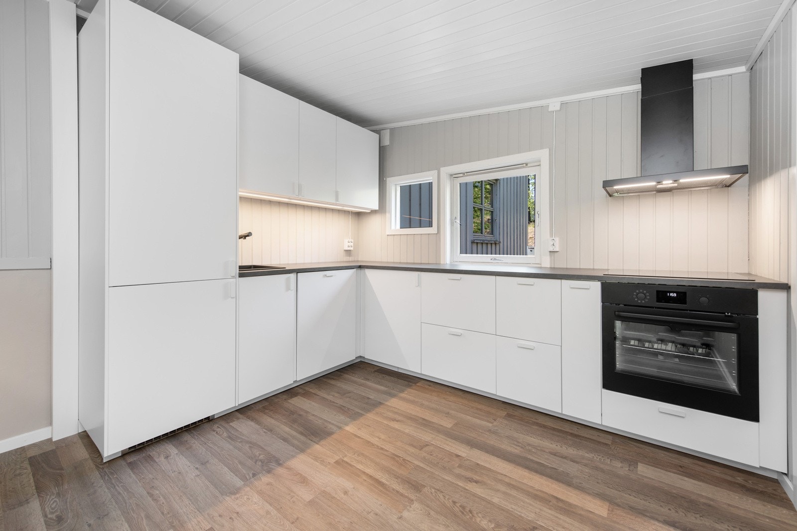 Kjøkkeninnredning fra Ikea i utleiedel, ny i 2023. Hvitevarer medfølger Galleribilde