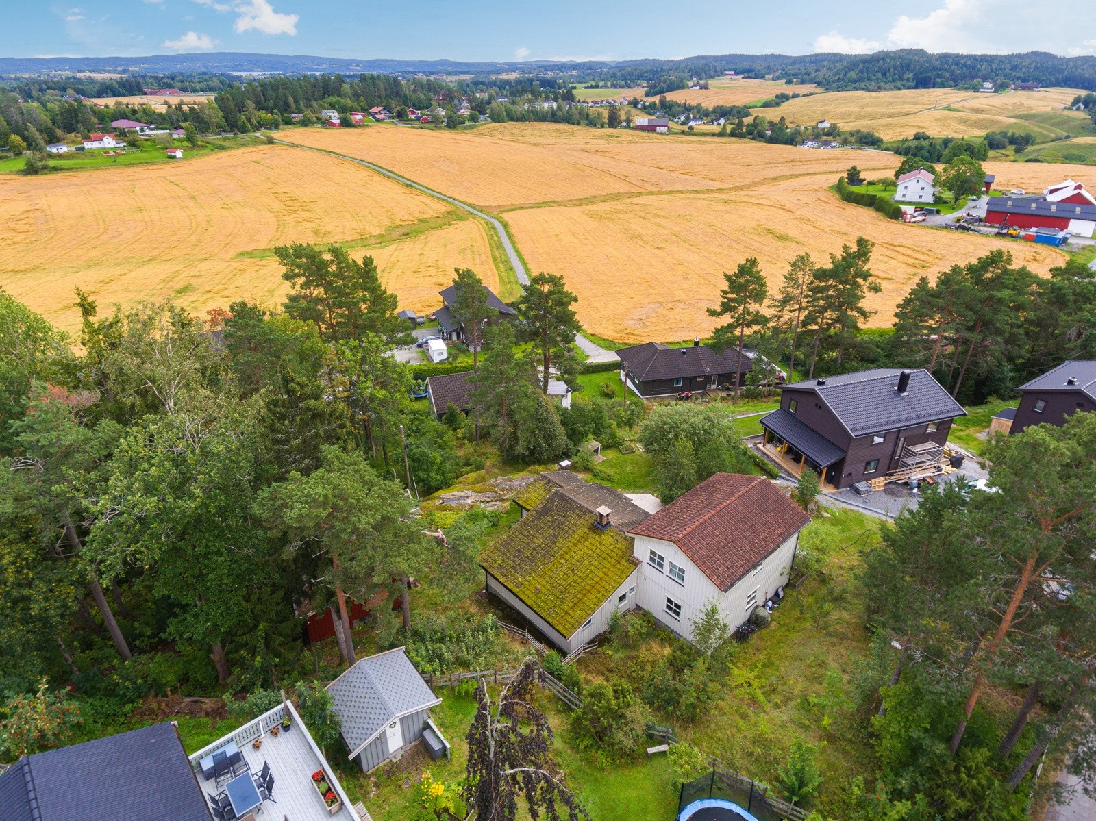 Boligen er en del av et sameie sammen med de 2 nyoppførte eneboligen i front. Galleribilde