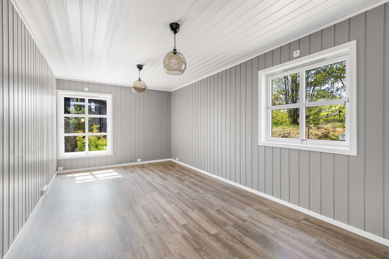 Et større spisebord finner sin naturlige plass på den åpne gulvflaten foran kjøkkenet. Galleribilde