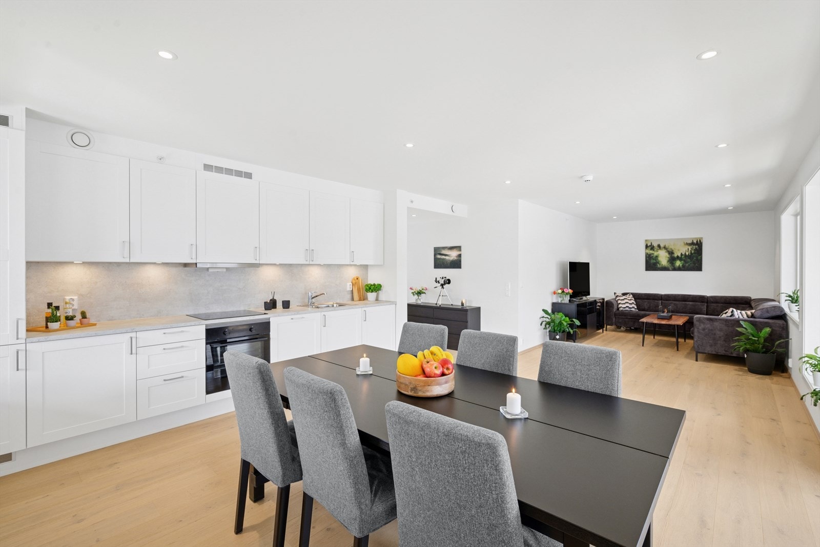 DNB Eiendom v/Glenn-Eric Moe og Andrea Røkke Steen har gleden av å presentere Adjutant Ankers vei 6 Galleribilde