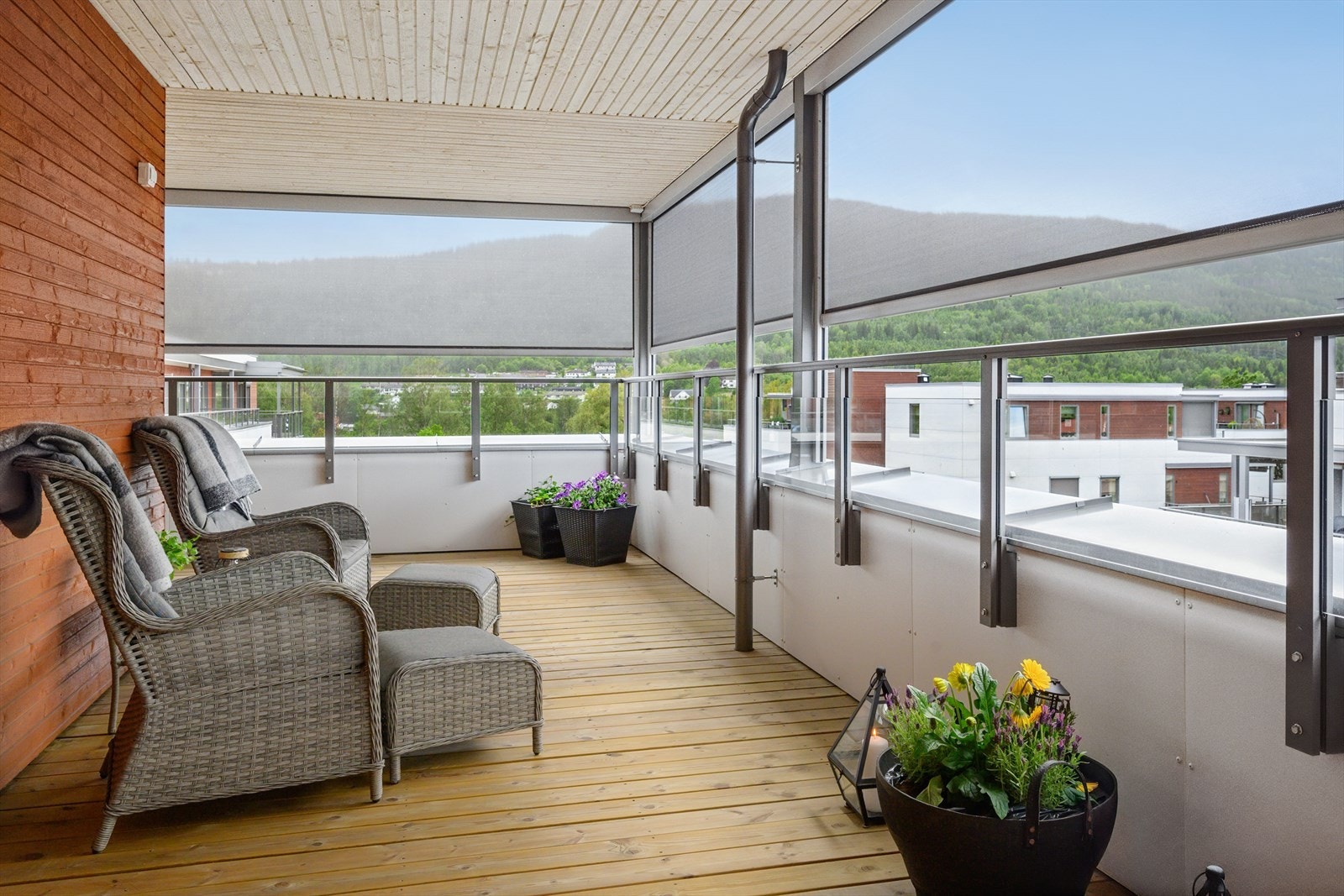 Fra den romslige overbygde balkongen kan du nyte gode utsiktsforhold. Galleribilde