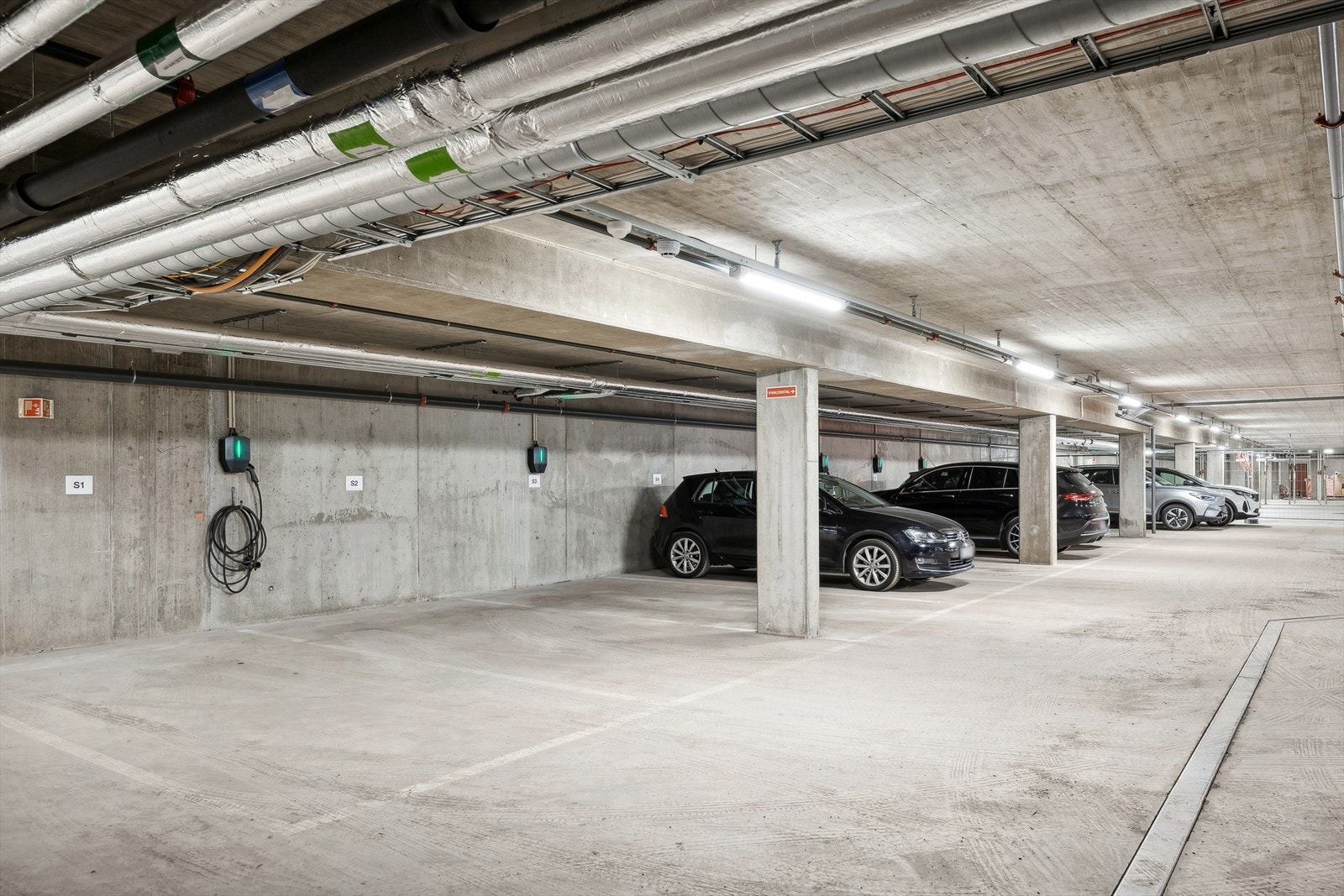 Parkering på tildelt plass i felles garasjeanlegg. Galleribilde