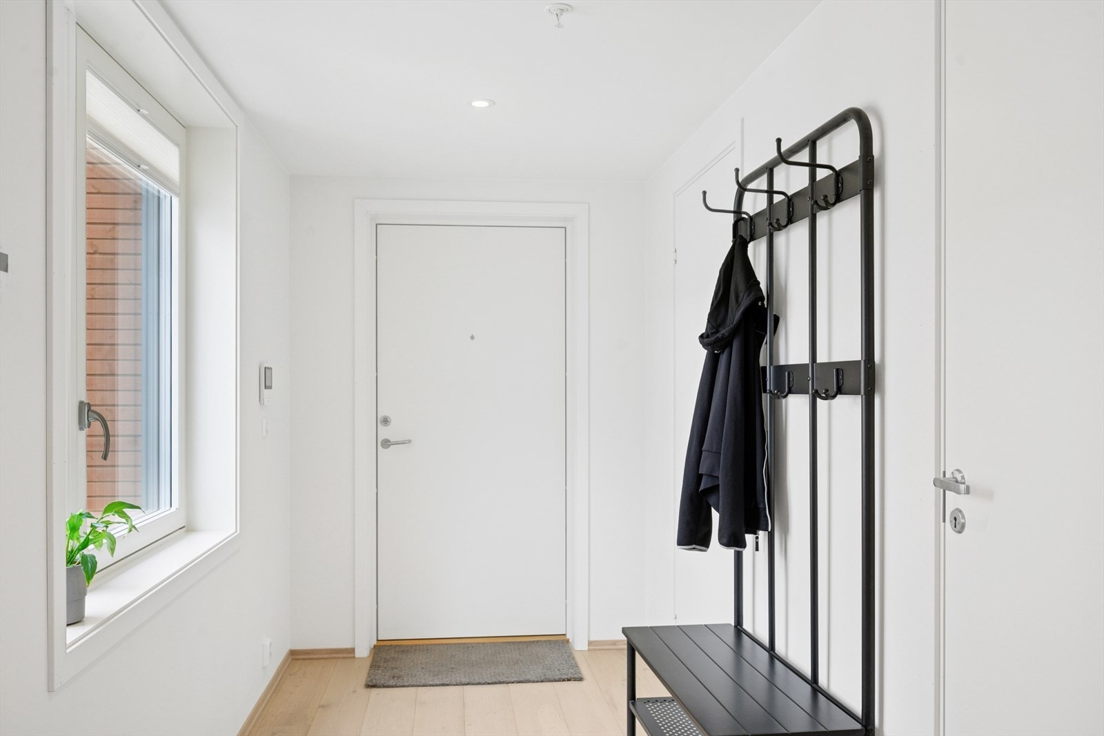 Entreen som ønsker deg velkommen inn har plass til å henge fra seg yttertøy og plassere fottøy. Galleribilde