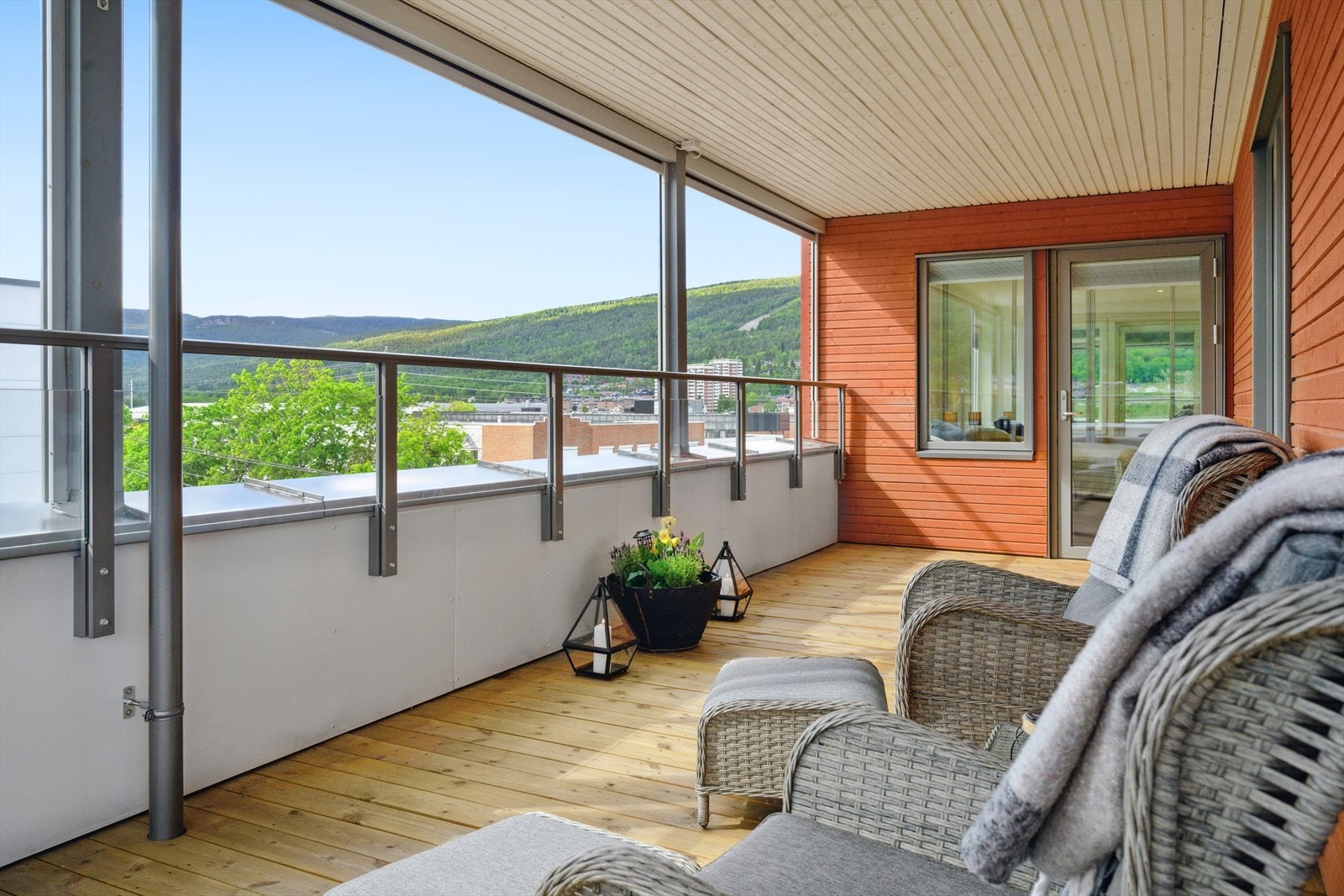 Stor, herlig overbygget balkong med god plass til både sittegruppe og spisegruppe. Galleribilde