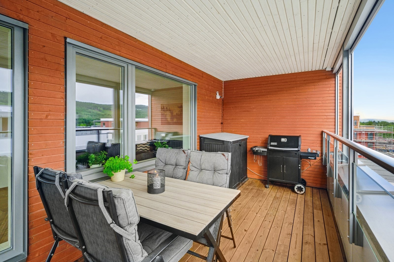 Sommerstid blir balkongen en forlengelse av stuen, så har kan du nyte måltidene. Galleribilde