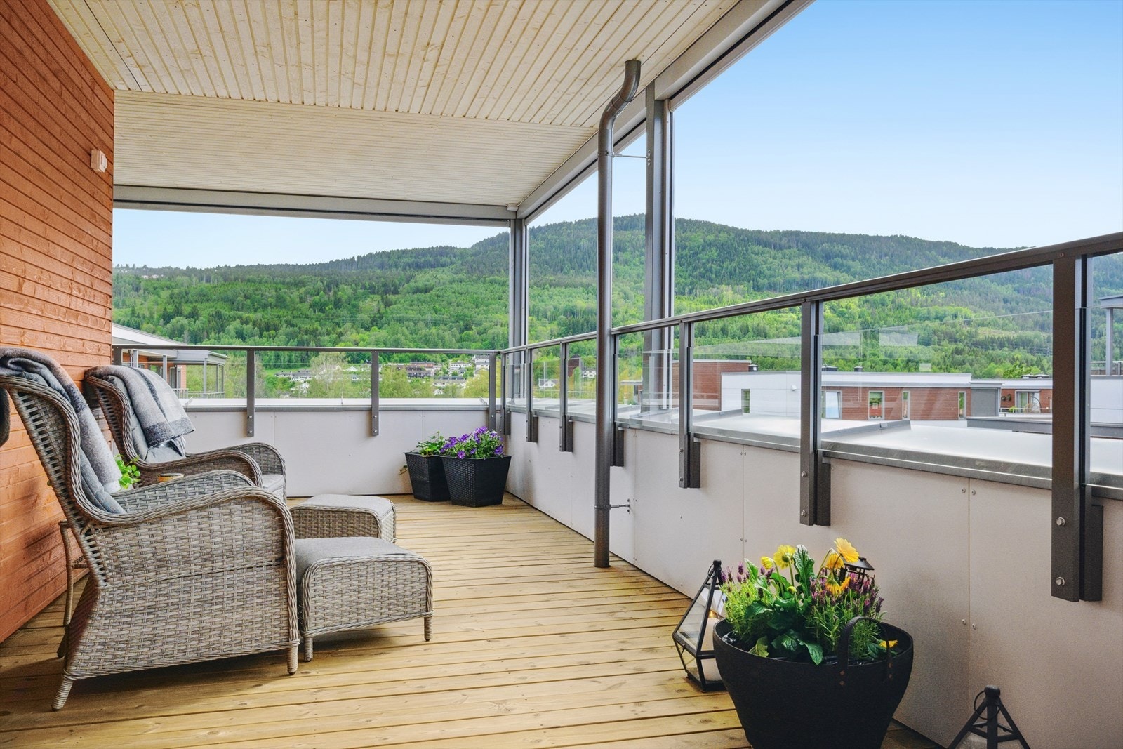 Toppleilighet i idylliske og rolige omgivelser like ved elvebredden på Åssiden, nær Drammenselva. Galleribilde