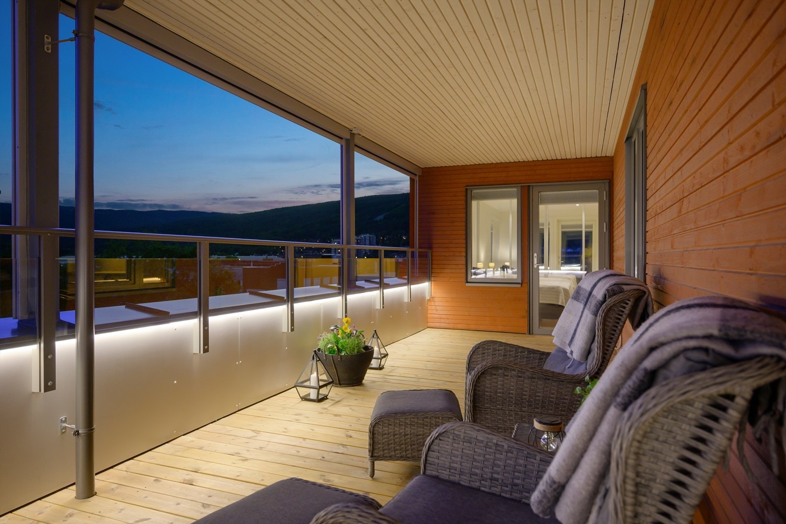 Stor og herlig overbygget balkong hvor du kan nyte avslappende timer i solen kan nytes Galleribilde