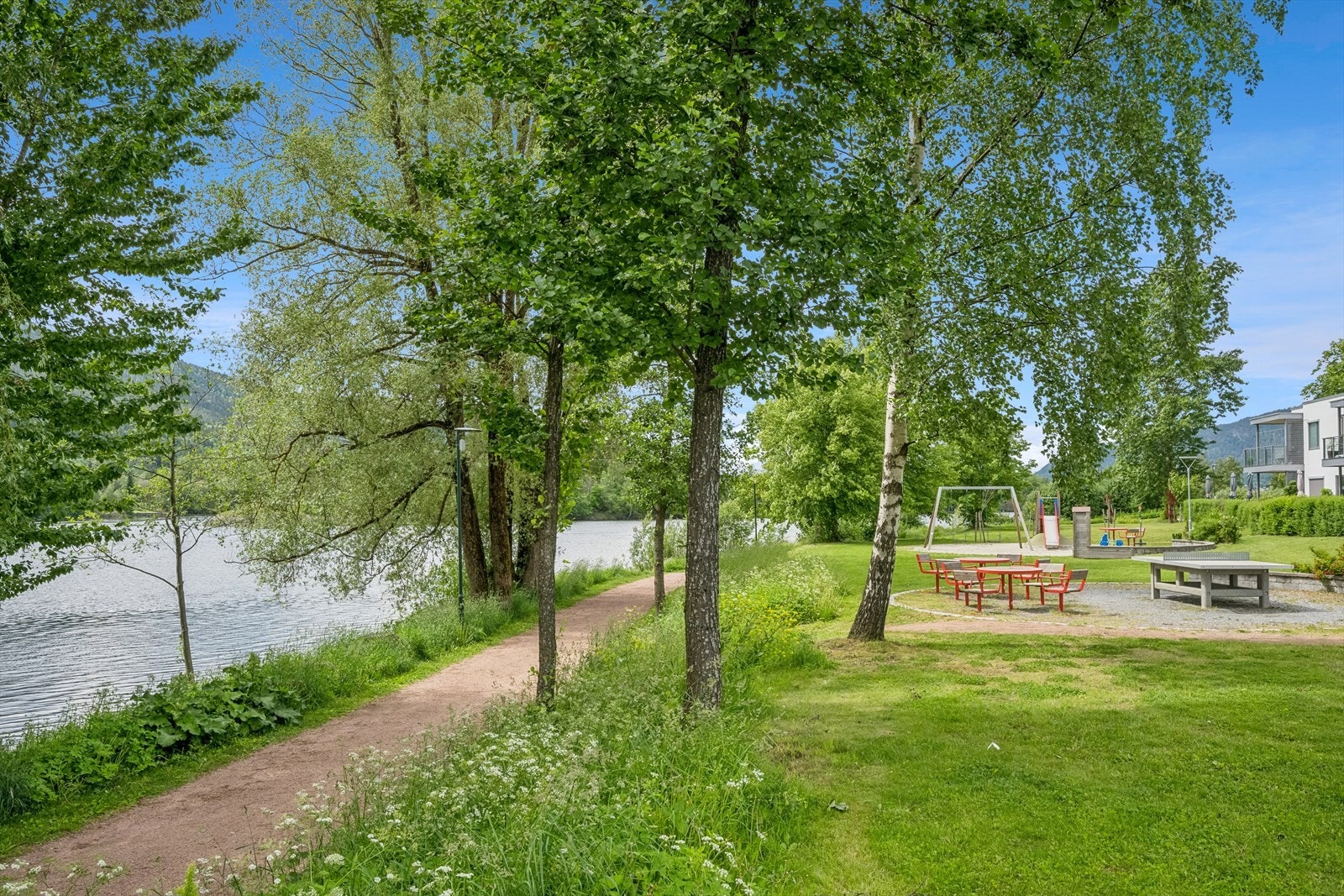 Fine stier i idylliske og rolige omgivelser like ved elvebredden ved Drammenselva. Galleribilde