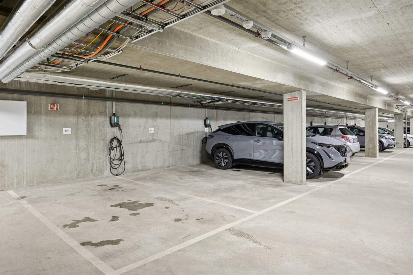 Parkering på tildelt plass i felles garasjeanlegg. Galleribilde