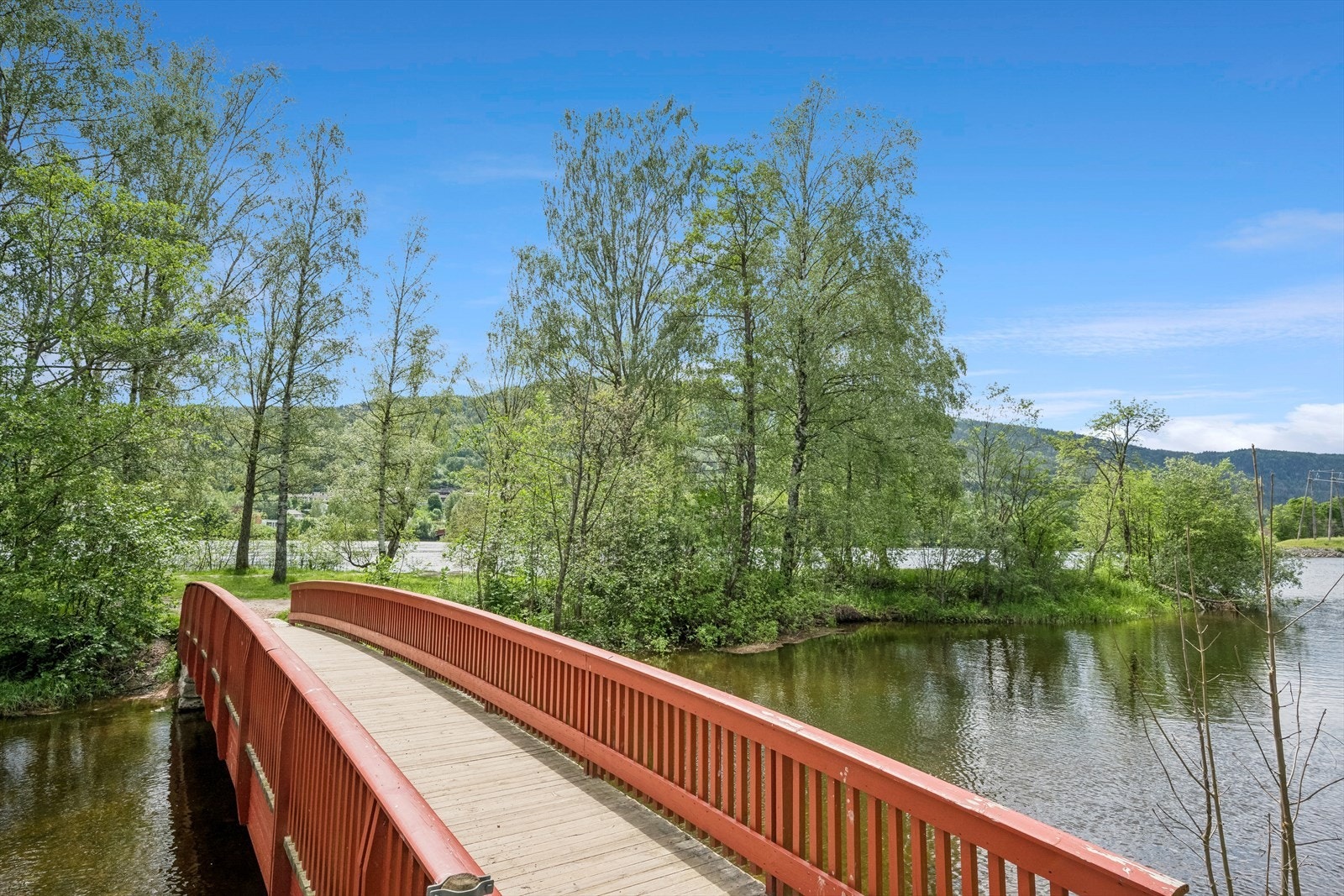 Ved elvebredden kan du ta fine gåturer. Galleribilde