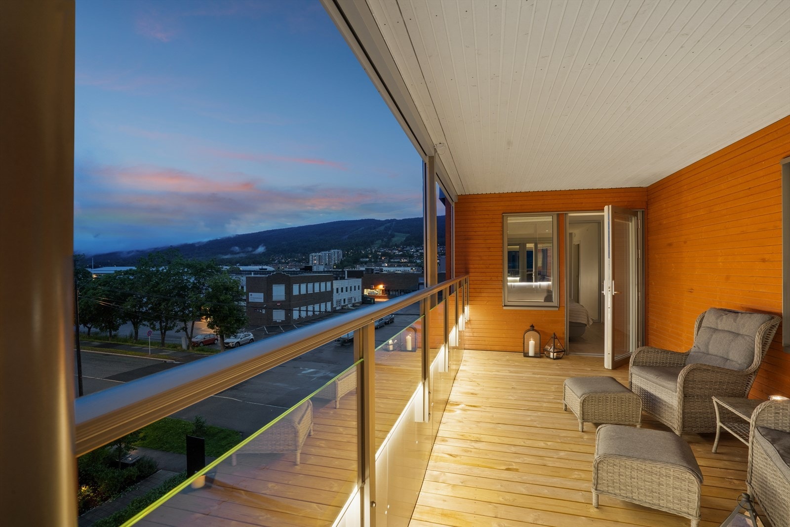 Denne moderne hjørneleiligheten finner du i byggets toppetasje. Galleribilde