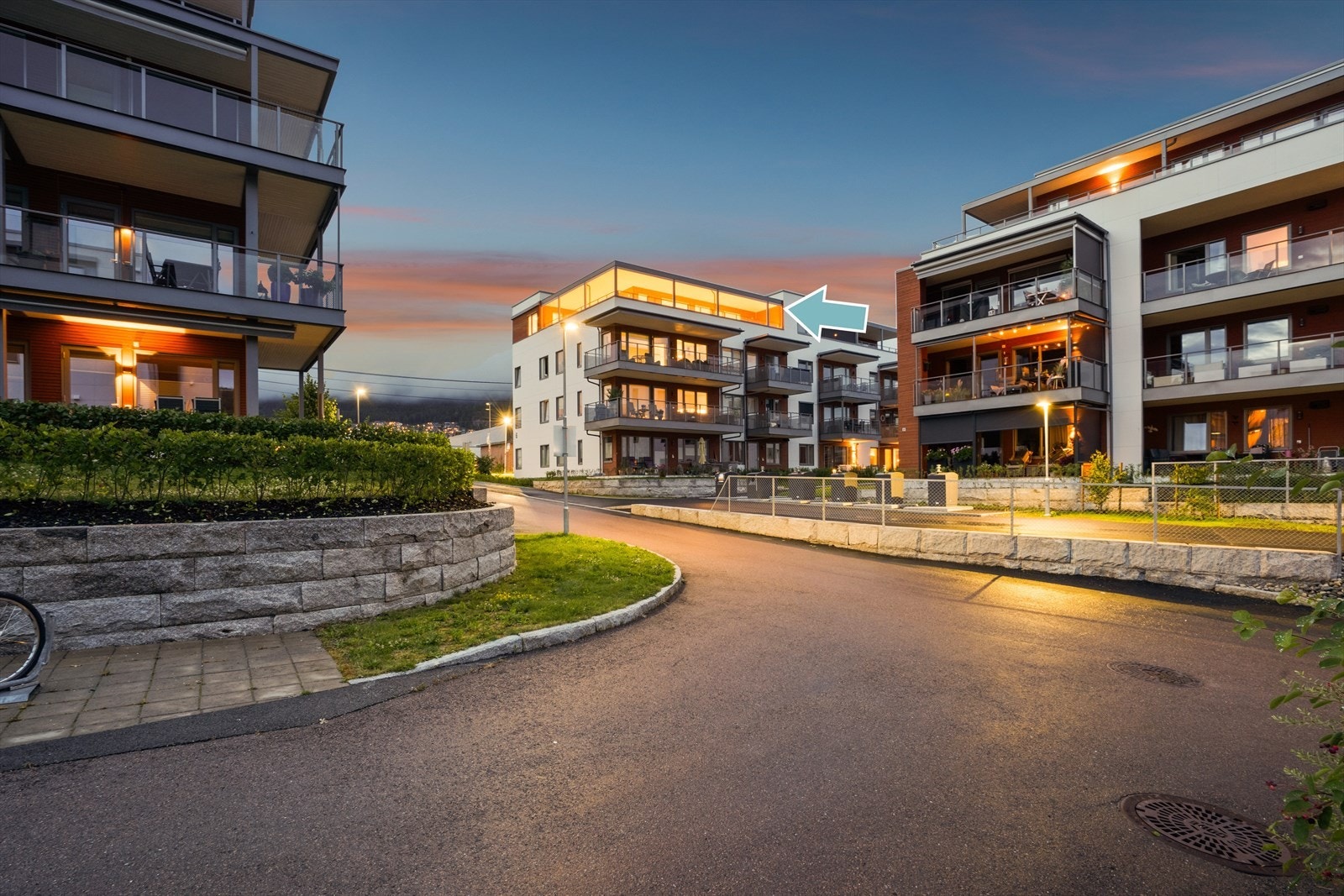 Dette er leiligheten for deg som ønsker å nyte både en tilbaketrukken livsstil nært naturen samtidig som du innen rekkevidde kan nå de urbane fasilitetene som byen har å by på. Galleribilde