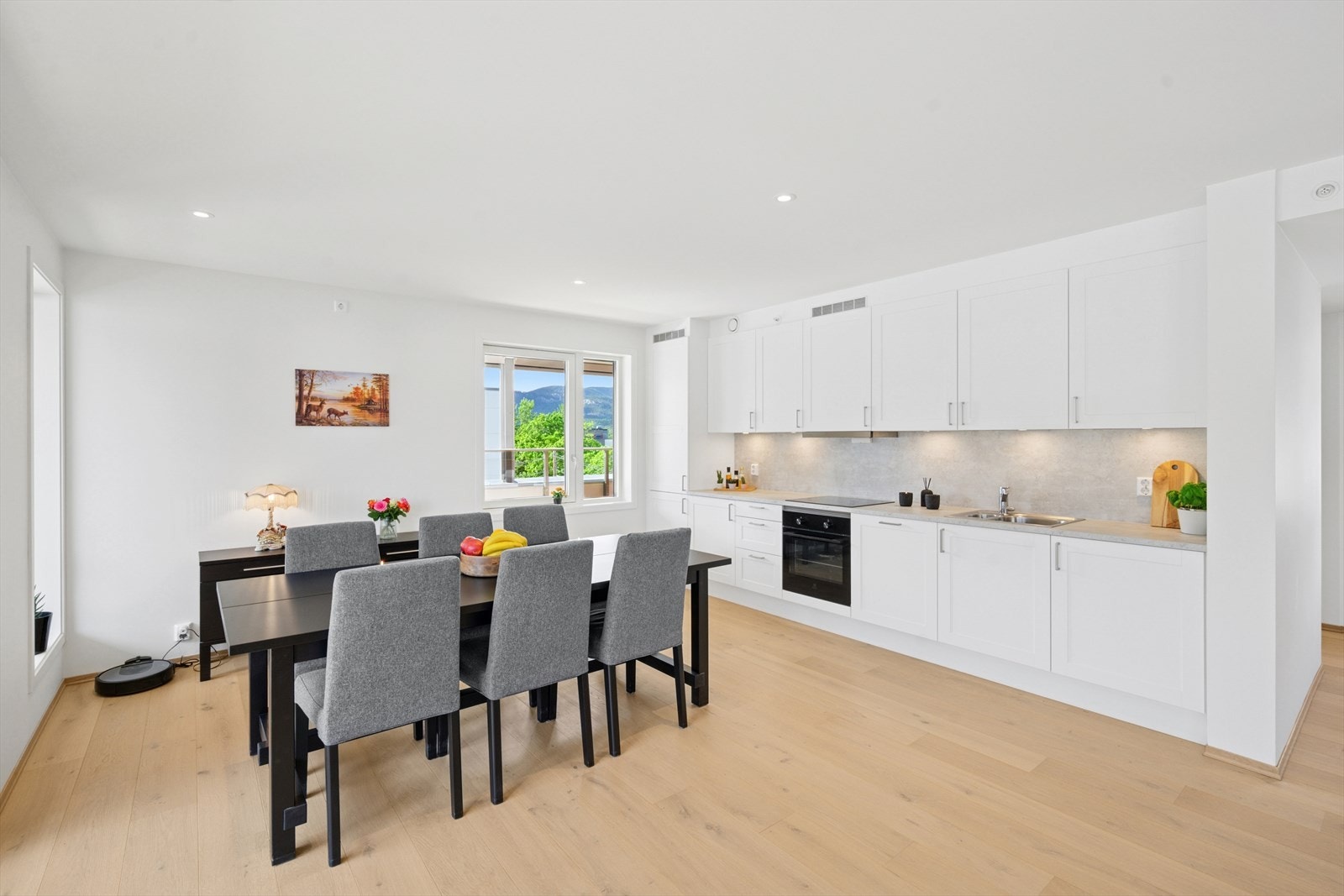 Spisegruppen har en praktisk plassering ved kjøkkenet. Galleribilde