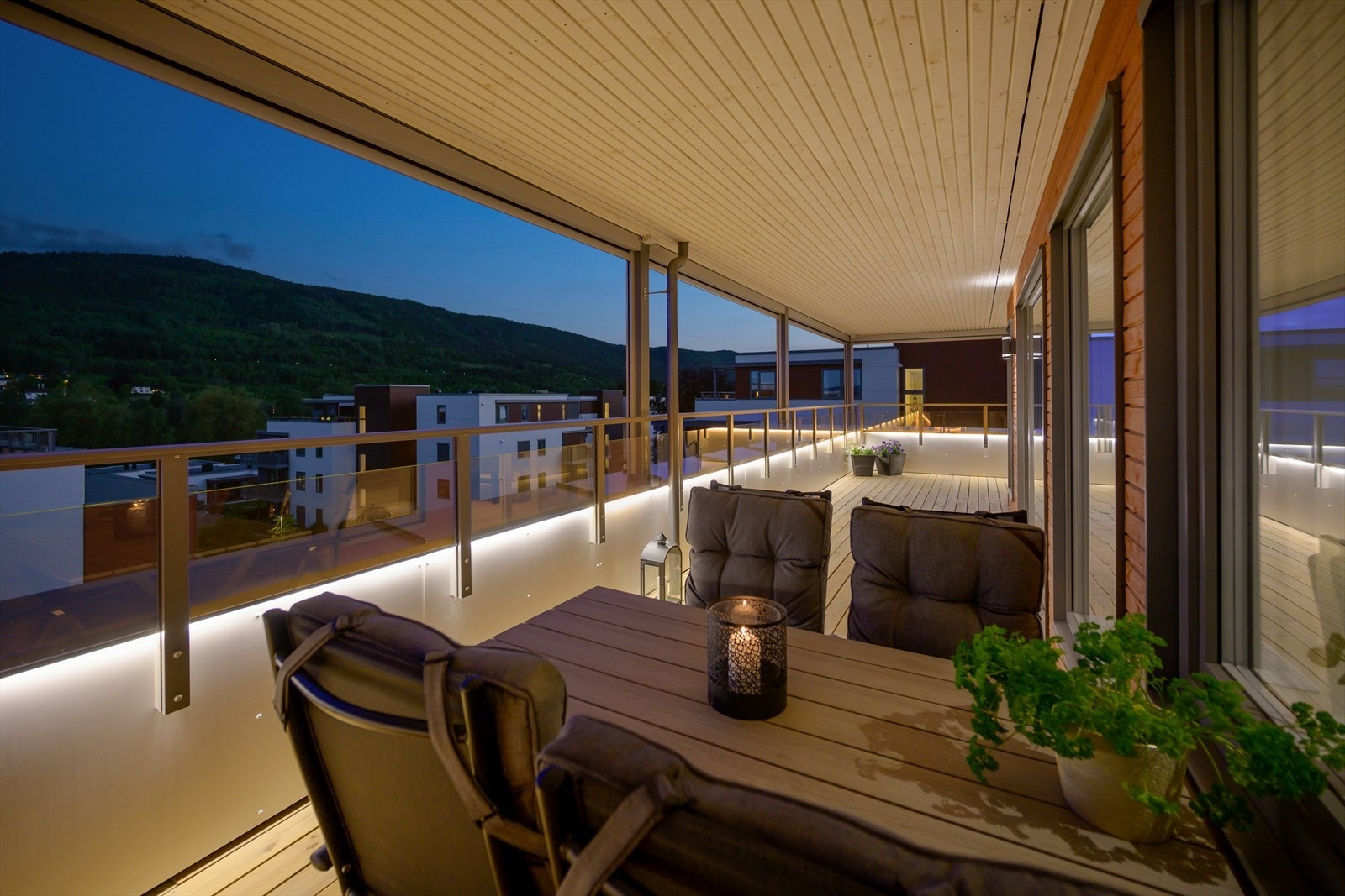 Denne moderne hjørneleiligheten finner du i byggets toppetasje Galleribilde