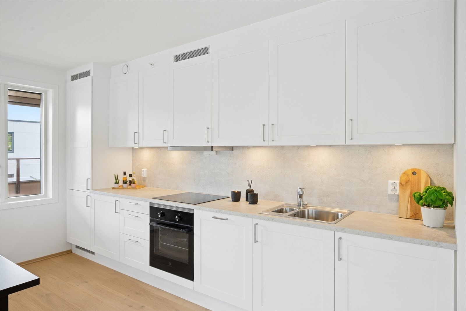 Kjøkkenet har en delikat innredning med profilerte fronter. Galleribilde