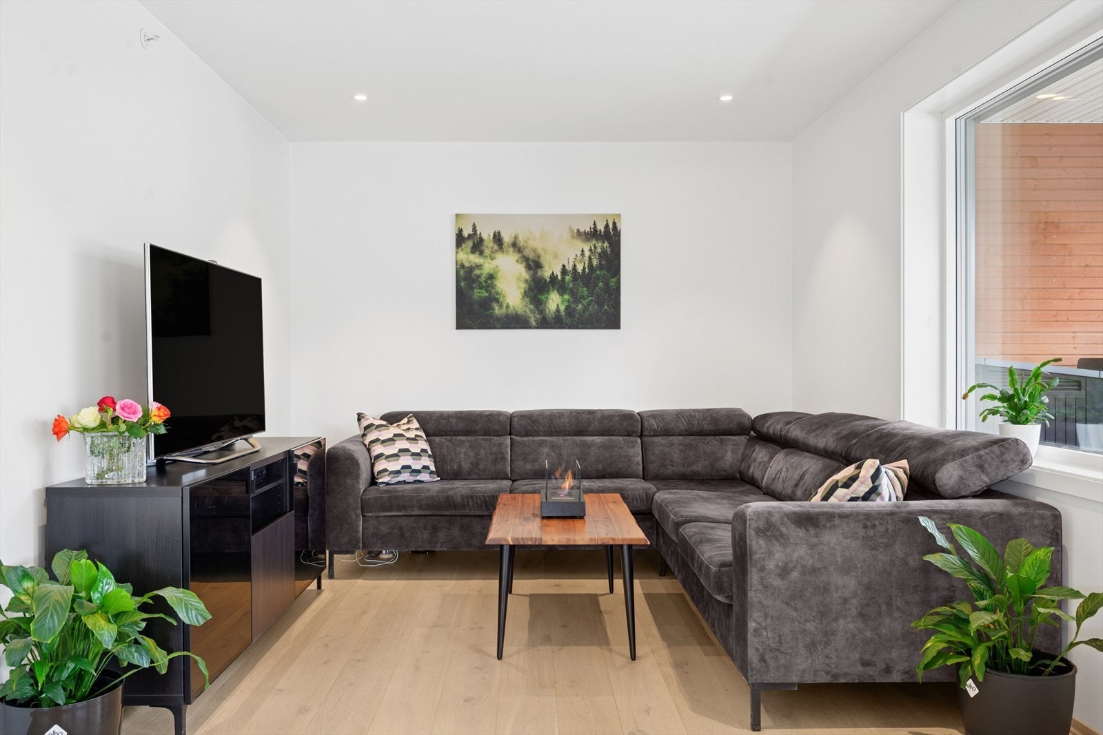 God plass til sofagruppe med tilhørende møblement. Galleribilde