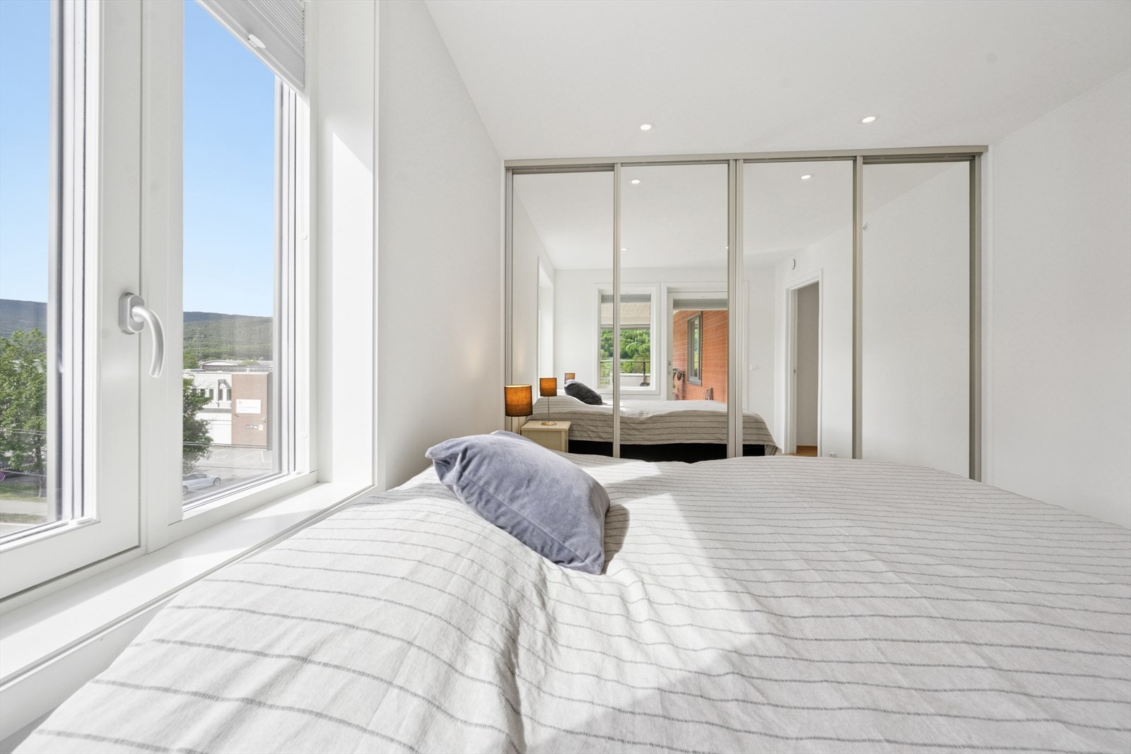 Soverommet har godt med lagringsplass i en praktisk skyvedørsgarderobe. Galleribilde