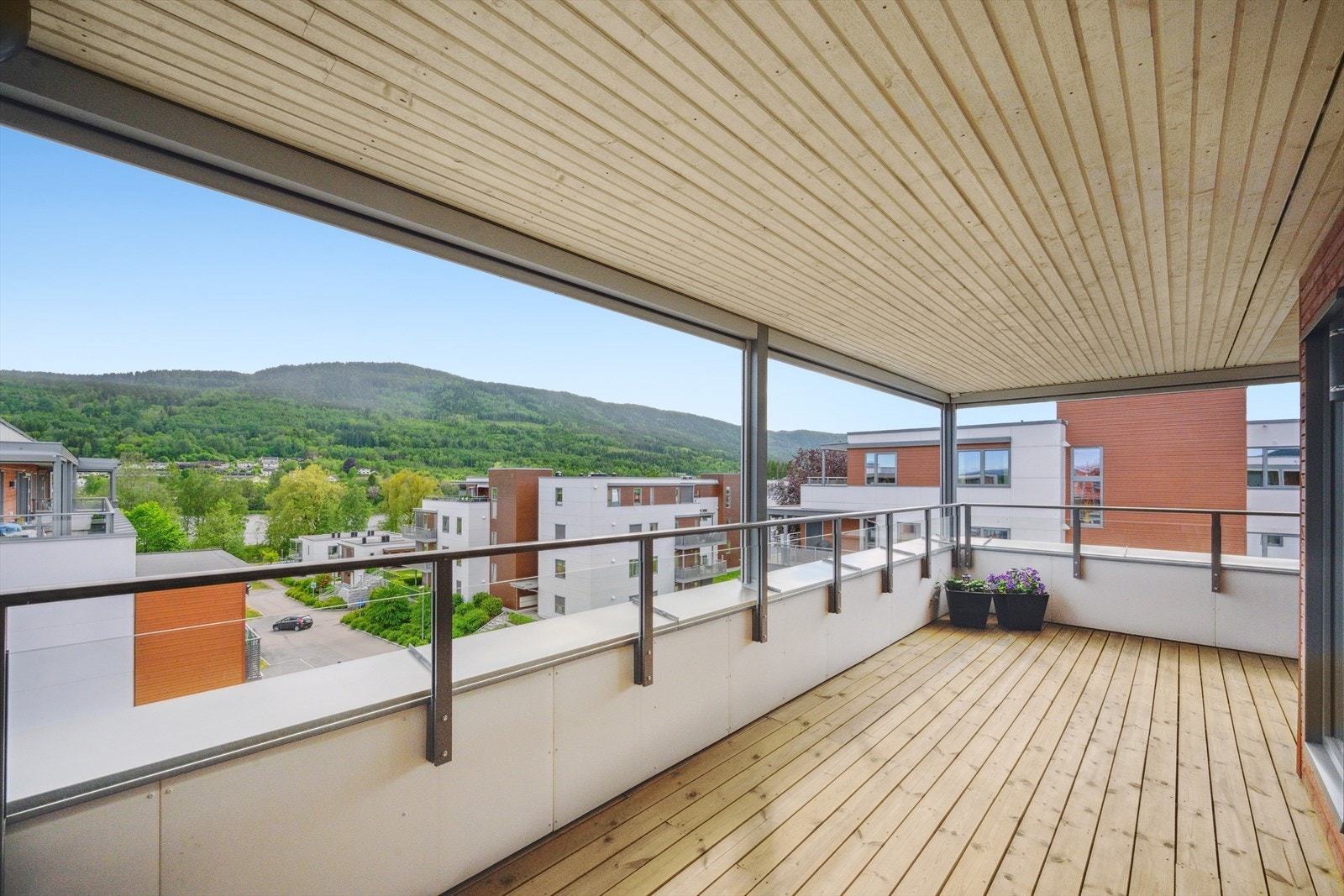 Stor, herlig overbygget balkong med god plass til både sittegruppe og spisegruppe. Galleribilde