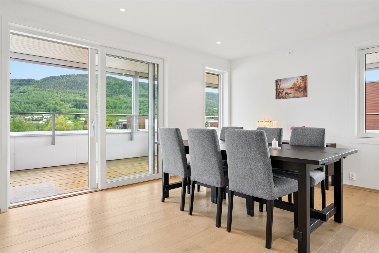 Fra spisestuen er det videre adkomst til stor overbygget balkong Galleribilde