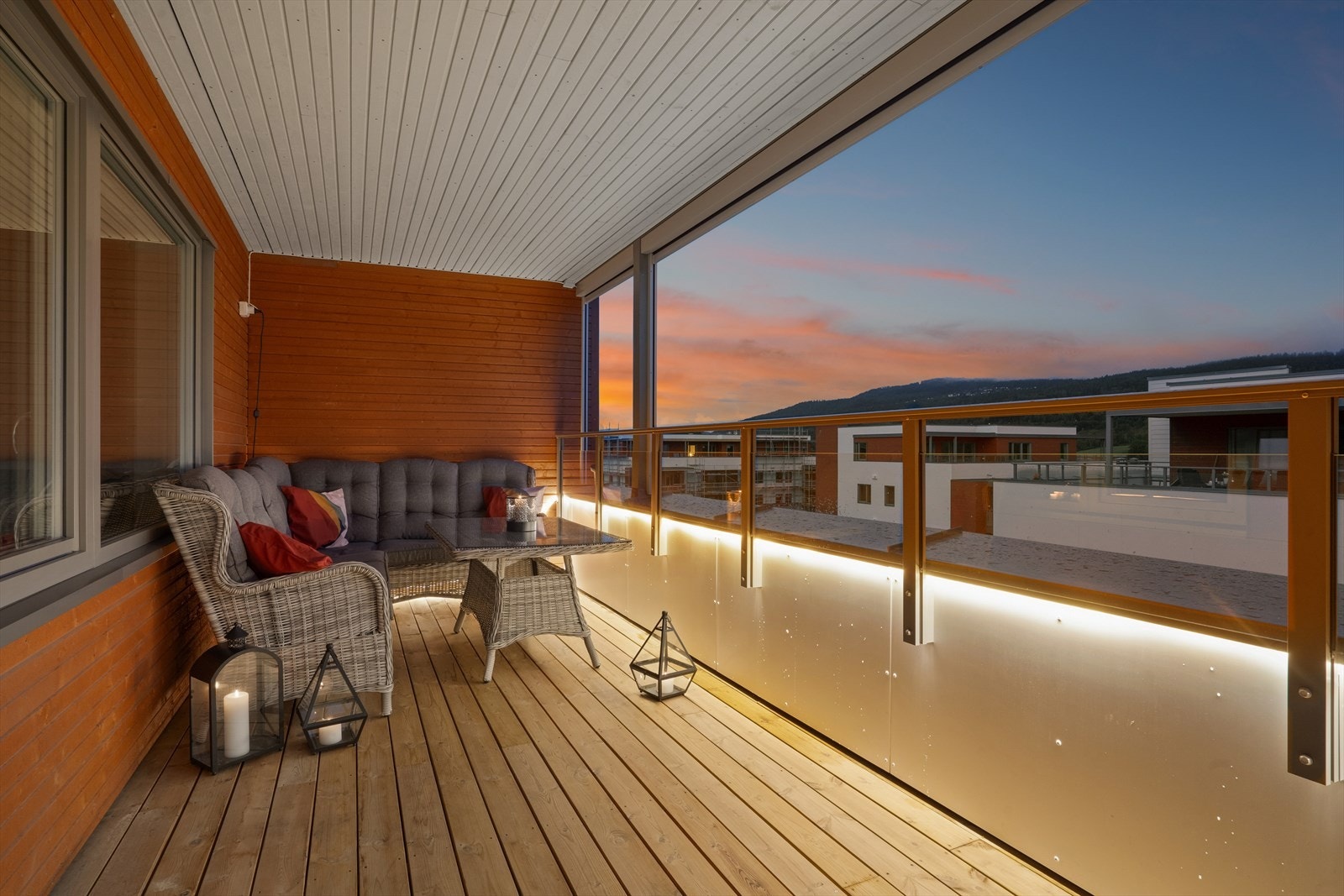 Stor og herlig overbygget balkong hvor du avslappende timer i solen kan nytes. Galleribilde