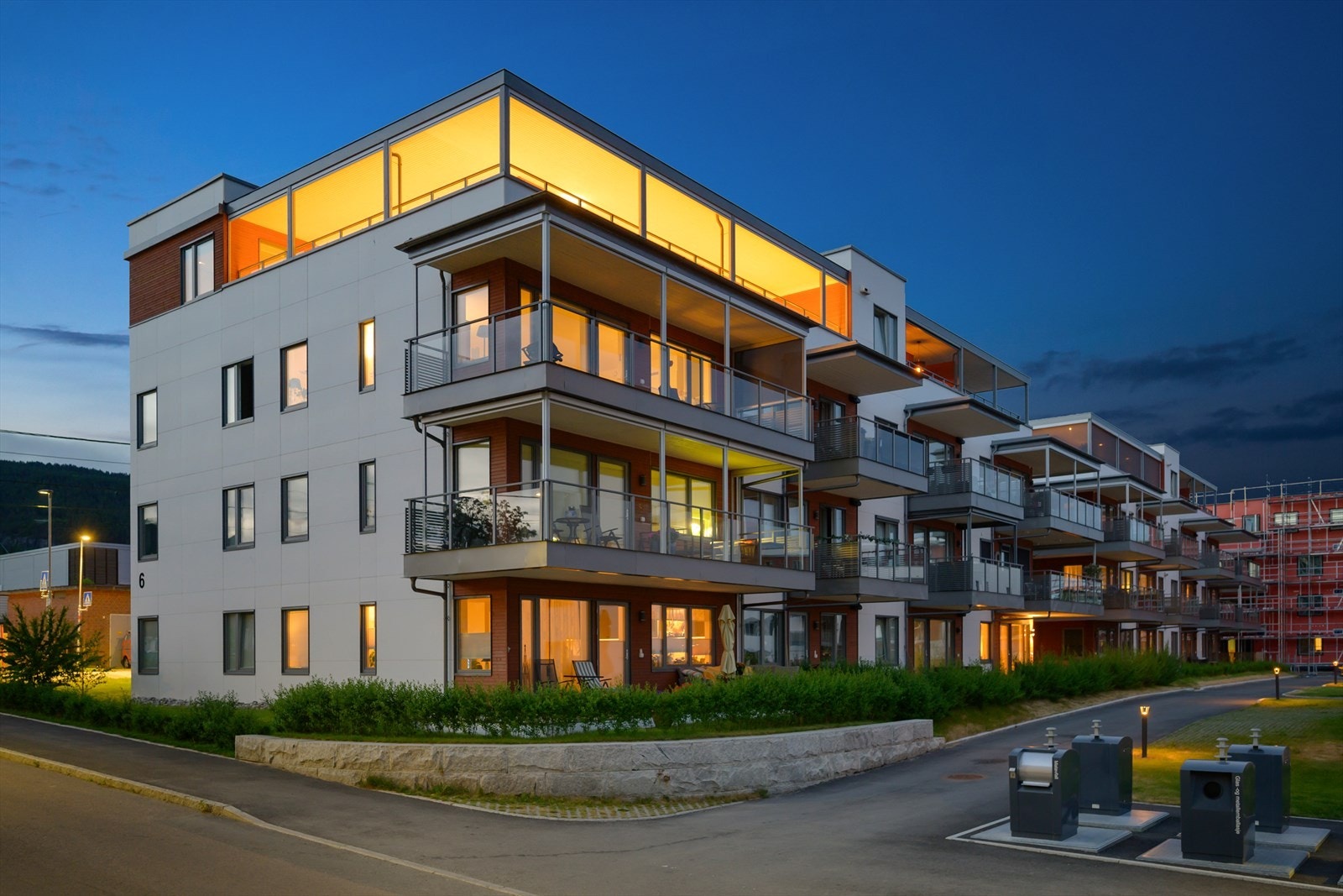 En toppleilighet i idylliske og rolige omgivelser like ved elvebredden på Åssiden, nær Drammenselva. Galleribilde